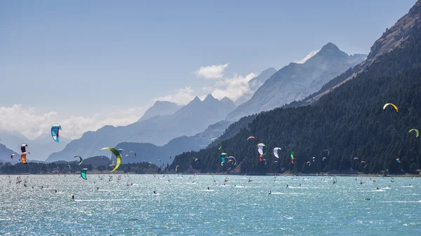 Kitesurf et planche à voile dans un lac de montagne — Photo