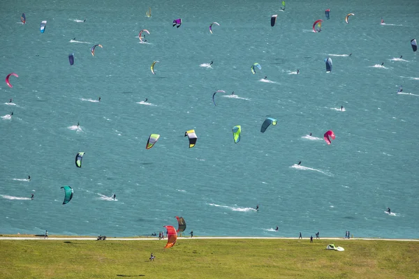 Veel Kitesurfers en surfers in een meer — Stockfoto
