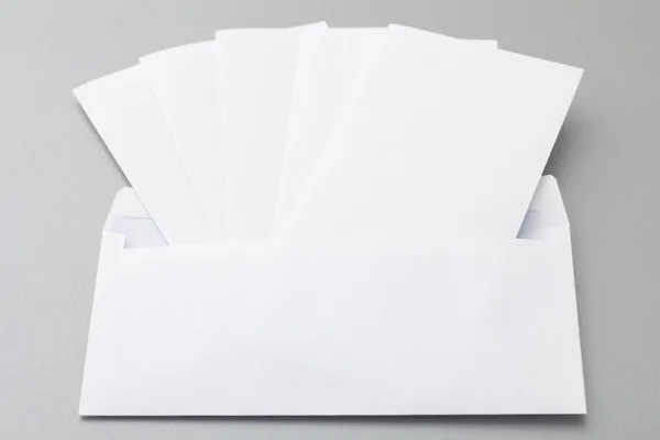 Pięciu arkuszy złożyć w kopertę — Zdjęcie stockowe