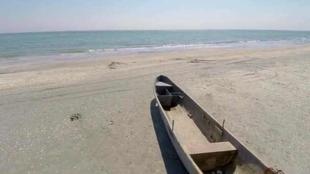 Barco isolado à beira-mar — Vídeo de Stock