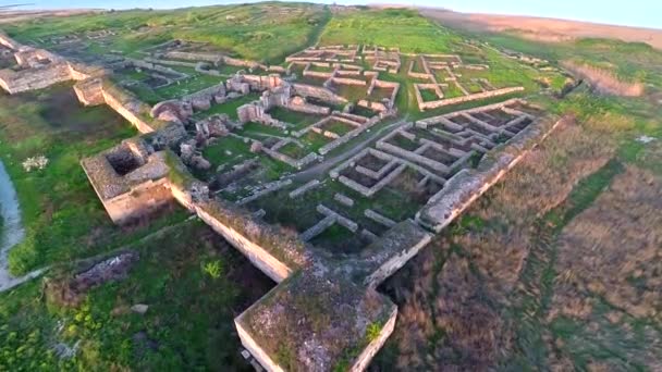 le site archéologique, les ruines, les murs historiques 