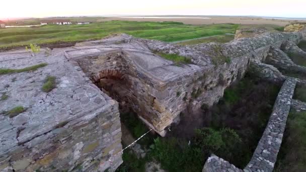 Archeologická lokalita, ruiny, historické zdi — Stock video