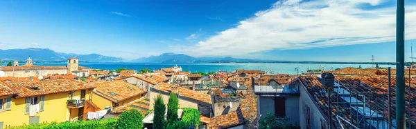 Panorama Miasta Desenzano Del Garda Czerwonymi Dachówkami Woda Jeziora Garda — Zdjęcie stockowe