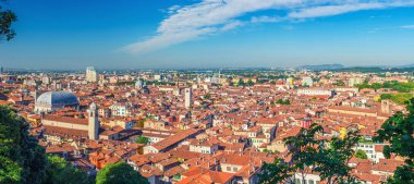 Brescia şehrinin eski tarihi şehir merkezinin hava panoramik görüntüsü