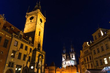 Prag Eski Şehir Meydanı Mesto Tarihi Şehir Merkezi. Astronomik Saat Orloj ve Belediye Binası Kulesi, Leydimizin Gotik Kilisesi Tyn, gece görüşü, Bohemya, Çek Cumhuriyeti