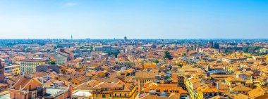 Verona şehir tarihi merkezinin havadan panoramik görüntüsü kırmızı kiremitli çatı binaları ile Citta Antica. Verona şehri manzaralı bir panorama. Mavi gökyüzü arkaplan kopyalama alanı. Veneto Bölgesi, Kuzey İtalya