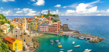Tipik renkli binaları olan Vernazza köyü, kayalıklardaki Castello Doria kalesi, tekneleri, Ligurian Denizi, Ulusal Park Cinque Terre, La Spezia, Liguria, İtalya