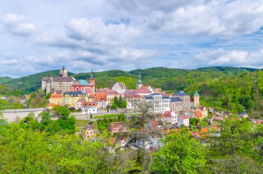 Madalyon Şatosu Hrad Loket Gotik tarzlı Ortaçağ Lokumu şehrinin havadan panoramik manzarası. Dev kayalar, renkli binalar, Eger Nehri üzerindeki köprü, Karlovy Vary Bölgesi, Batı Bohemya, Çek Cumhuriyeti