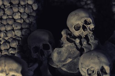 Kutna Hora, Çek Cumhuriyeti, 14 Mayıs 2019: İnsan kemikleri ve kafatasları. Kafatası yığını. Kafatası koleksiyonu. Ölümün, korkunun ve kötülüğün sembolü. Kutna Hora 'daki Kostnice Kilisesi.