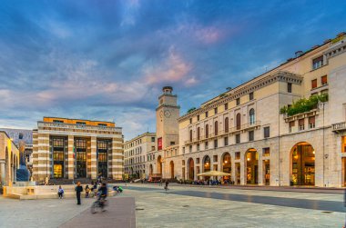 Brescia, İtalya, 10 Eylül 2019: Postane binası, Torre della Rivoluzione Devrim Kulesi Piazza della Vittoria Zafer Meydanı Rasyonalizm tarzı binalar, tarihi merkez