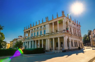 Vicenza, İtalya, 12 Eylül 2019: Palazzo Chiericati Sarayı Müzesi sütunları, Piazza Matteotti Meydanı, tarihi şehir merkezi, güneş ışığı arka planı, Veneto bölgesi