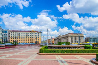 Minsk, Belarus, 26 Temmuz 2020: Sosyalist Klasikçi Stalin İmparatorluğu tarzı binalar ve şehir merkezinde otel Minsk, güneşli yaz gününde mavi gökyüzü bulutları