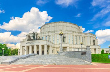 Minsk, Belarus, 26 Temmuz 2020: Ulusal Akademik Büyük Opera ve Bale Tiyatrosu tarihi şehir merkezinin Trinity Hill bölgesinde park halinde, güneşli yaz gününde mavi gökyüzü beyaz bulutları