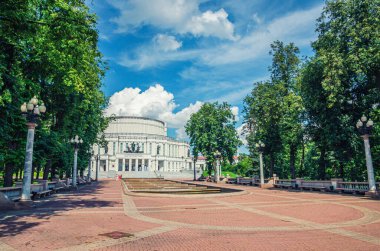 Minsk, Belarus, 26 Temmuz 2020: Ulusal Akademik Büyük Opera ve Bale Tiyatrosu tarihi şehir merkezinin Trinity Hill bölgesinde park halinde, güneşli yaz gününde mavi gökyüzü beyaz bulutları