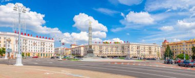 Zafer Meydanı 'nın Granit Zafer Anıtı ile panoramik görüntüsü