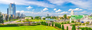 Pobediteley Peramohi Bulvarı 'nda gökdelenleri olan Minsk şehrinin panoraması