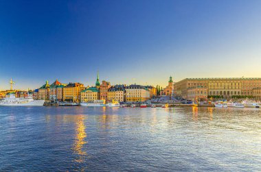 Stadsholmen Adası 'ndaki Kraliyet Sarayı ön cephesi Stockholm yuvası veya Kungliga yuvası, Malaren Gölü' ndeki tekneler, Stockholm, İsveç
