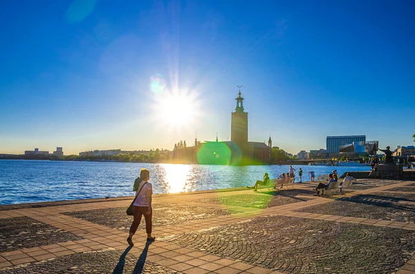 Schweden Stockholm Mai 2018 Menschen Sitzen Auf Einer Bank Ufer — Stockfoto