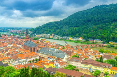 Heidelberg 'in hava panoramik manzarası Kutsal Ruh Heiliggeistkirche Kilisesi, Karl Theodor Eski Köprü Neckar Nehri ve Heiligenberg ahşap tepesi, Almanya