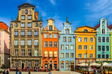 Gdansk, Polonya, 15 Nisan 2018: Dluga Long Market caddesindeki Dlugi targ meydanındaki mavi gökyüzü arka planına sahip güzel, tipik renkli binaların cephesi