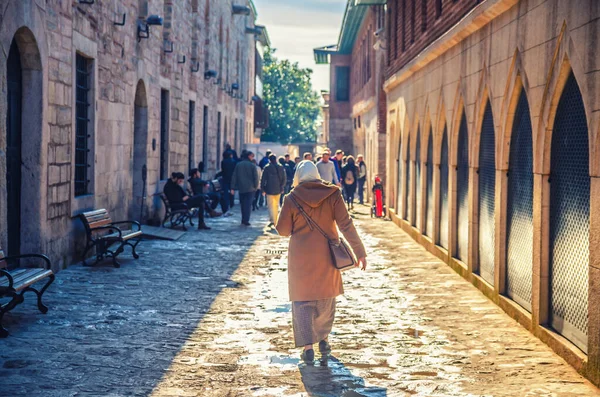 Mujer Turca Caminando Por Empedrado Calle Estrecha Con Bancos Cerca — Foto de Stock