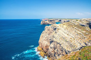 Saint Vincent Cabo de Sao Vicente yakınlarındaki Atlantik Okyanusu 'nun kayaları ve kayalıkları anakara Avrupa' nın en güneybatı noktası, Pedra das Gaivotas Adası, Portekiz kıyı şeridi, Algarve bölgesi, Portekiz