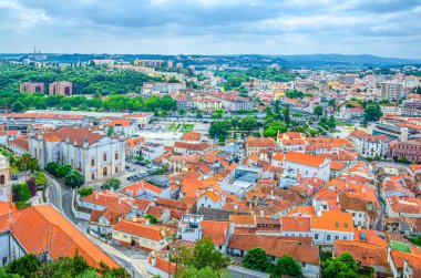 Leiria şehrinin panoramik manzarası kırmızı kiremitli çatıları olan tarihi merkezi ve Portekiz 'in Centro Bölgesi' ndeki Lekesiz Gebe Katedral Kilisesi 'nin Hanımefendisi.