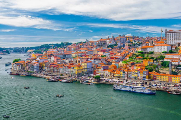 Porto Oporto şehrinin havadan panoramik manzarası. Ribeira ilçesinin renkli binaları Douro Nehri 'nin setinde.