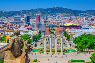 Barcelona şehri Placa d 'Espanya veya Torres Venecianes Venedik kuleleri, Montju c fıskiyesi ve Dört Sütun Les Quatre Columnes, Tibidabo Tepesi arkaplanı ile İspanya meydanı