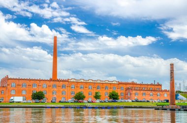 Aveiro, Portekiz, 13 Haziran 2017: Eski seramik fabrikası Jeronimo Pereira Campos Aveiro 'daki tarihi bina güneşli yaz gününde, mavi gökyüzü bulutları