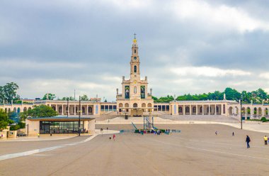 Fatima, Portekiz, 22 Haziran 2017: Fatima Hanımefendimizin Mabedi Tarihi kasaba merkezinde sütunlu, Katolik Meryem Ana Kilisesi Bazilikası ile