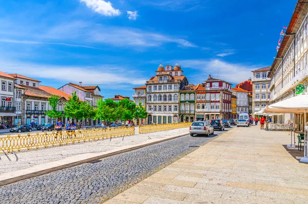 Guimaraes, Portekiz, 24 Haziran 2017: Largo do Toural Meydanı, Guimaraes şehrinin tarihi merkezi, mavi gökyüzü arka planı, renkli, çok renkli, tipik binalar ve evler