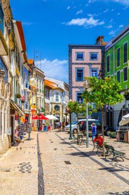 Aveiro, Portekiz, 13 Haziran 2017: Güneşli yaz gününde Aveiro şehrinin tarihi merkezindeki tipik renkli binalar, mavi gökyüzü arka plan, dikey manzara