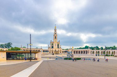 Fatima, Portekiz, 22 Haziran 2017: Fatima Hanımefendimizin Mabedi Tarihi kasaba merkezinde sütunlu, Katolik Meryem Ana Kilisesi Bazilikası ile
