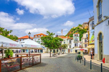 Leiria, Portekiz, 22 Haziran 2017: Leiria şehrindeki tipik geleneksel binalar, evler ve sokak restoranlarıyla birlikte Praca Rodrigues Lobo Meydanı