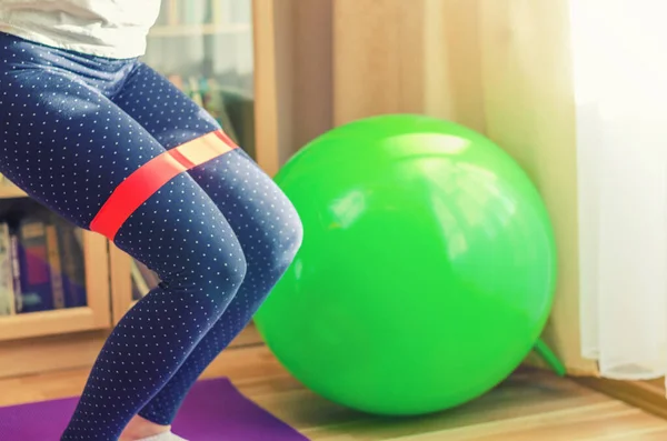 Woman Legs Sport Leggings Doing Sit Ups Knees Squats Red — Stock Photo, Image