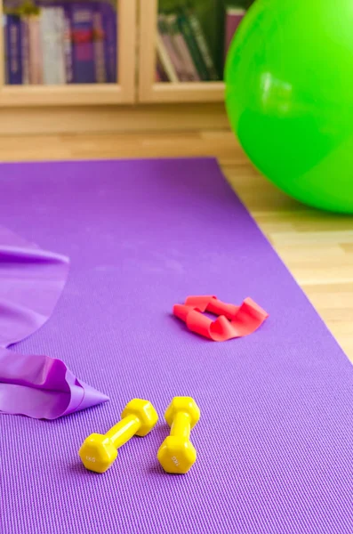 Sports Equipment Floor Living Room Violet Yoga Mat Yellow Dumbbells — ストック写真