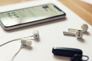 Akıllı telefon ekranında kulüp binasının ses sohbet uygulaması görünümü