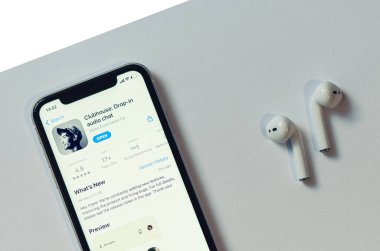 Akıllı telefon ekranında kulüp binasının ses sohbet uygulaması görünümü