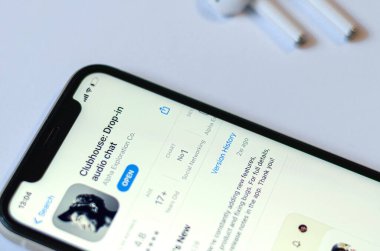Akıllı telefon ekranında kulüp binasının ses sohbet uygulaması görünümü