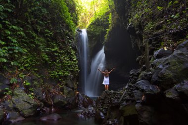kadın meditasyon yoga şelaleler arasında yaparken