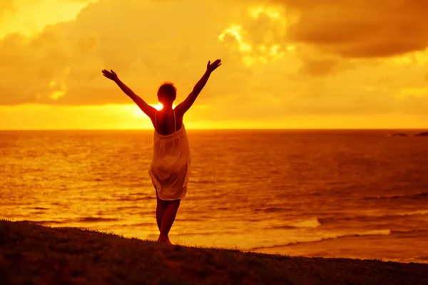 Mujer caucásica descansa en la hermosa orilla del mar — Foto de Stock