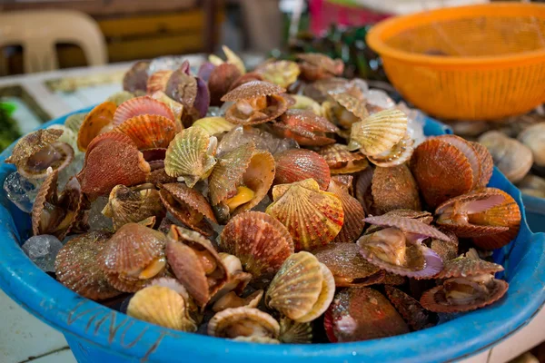 Verse zeevruchten gefotografeerd in vismarkt — Stockfoto