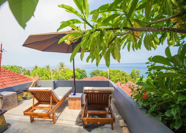 Sun payung dan kursi pantai di pantai tropis — Stok Foto