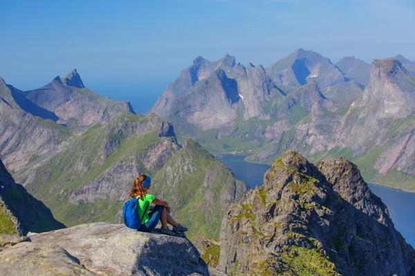 Mujer toma descanso en la cima de la montaña en Noruega — Foto de Stock
