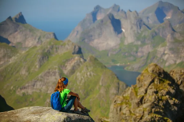 Mujer toma descanso en la cima de la montaña en Noruega —  Fotos de Stock