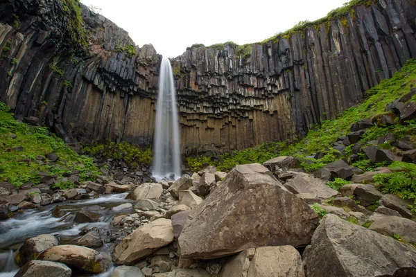 Schöner isländischer Wasserfall. Stockbild