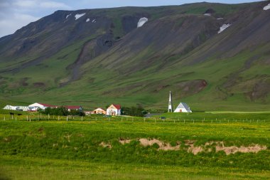 İzlanda'daki dağ manzaraya görüntülemek