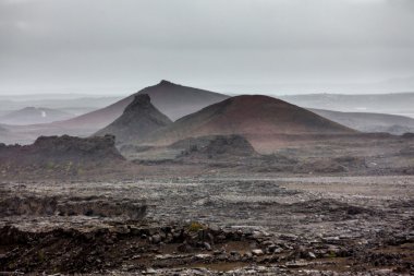 İzlanda'daki dağ manzaraya görüntülemek