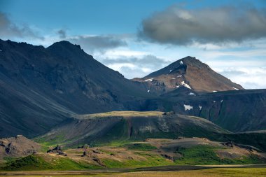 İzlanda'daki dağ manzaraya görüntülemek